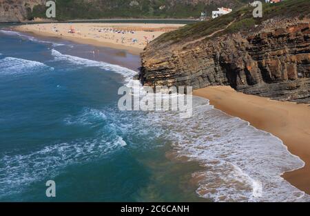 Portugal, Algarve Region, Odeceixe, Süd-West Alentejo und Vicentine Coast Natural Park Klippe Blick auf die Wellen waschen Odeceixe Strand. Stockfoto