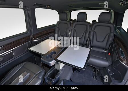 Interieur von Luxus-Van mit bequemen Ledersitzen und Tisch Stockfoto