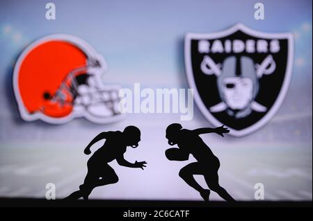 Cleveland Browns gegen Las Vegas Raiders. NFL Match Poster. Zwei amerikanische Fußballspieler Silhouette gegenüberliegende einander auf dem Feld. Vereinslogo im Rücken Stockfoto