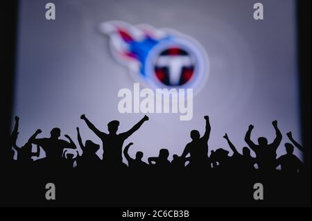 Tennessee Titans. Fans unterstützen das professionelle Team der American National Foorball League. Silhouette der Unterstützer im Vordergrund. Logo auf dem großen Bildschirm. Stockfoto