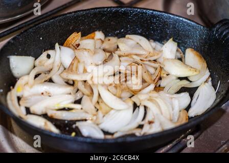 Zwiebel braten. Gehackte Zwiebel in Braten pan.selective Fokus. Stockfoto