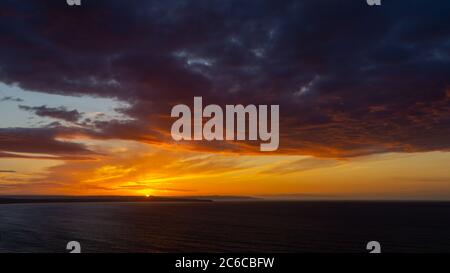 Die Sonnenuntergänge über dem Meer in der Nähe von Thornwick Bay, Flamborough Head, East Yorkshire, Großbritannien Stockfoto