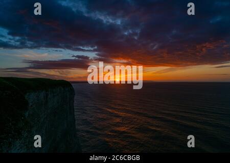 Die Sonnenuntergänge über dem Meer in der Nähe von Thornwick Bay, Flamborough Head, East Yorkshire, Großbritannien Stockfoto