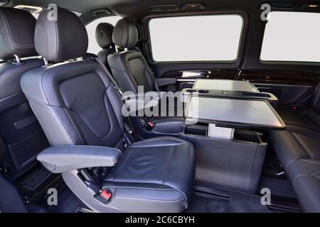 Interieur von Luxus-Van mit bequemen Ledersitzen und Tisch Stockfoto