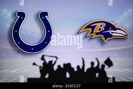 Indianapolis Colts gegen Baltimore Ravens. Fans unterstützen NFL Game. Silhouette der Unterstützer, große Leinwand mit zwei Rivalen im Hintergrund. Stockfoto