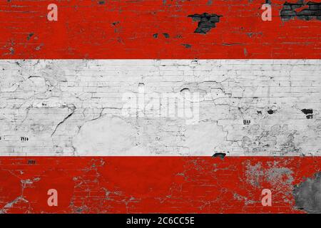 Österreich Flagge auf grunge zerkratzte Betonoberfläche. Nationaler Vintage Hintergrund. Retro-Wandkonzept. Stockfoto