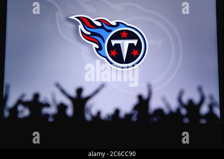 Tennessee Titans. Fans unterstützen das professionelle Team der American National Foorball League. Silhouette der Unterstützer im Vordergrund. Logo auf dem großen Bildschirm. Stockfoto