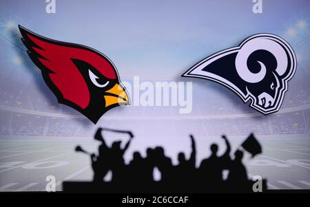 Arizona Cardinals gegen Baltimore Ravens. Fans unterstützen NFL Game. Silhouette der Unterstützer, große Leinwand mit zwei Rivalen im Hintergrund. Stockfoto