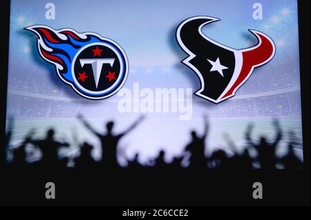 Tennessee Titans gegen Houston Texans. Fans unterstützen NFL Game. Silhouette der Unterstützer, große Leinwand mit zwei Rivalen im Hintergrund. Stockfoto