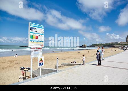 Biarritz, Frankreich - 17. Juni 2018: La Grande Plage. Leute an der Strandpromenade Stockfoto