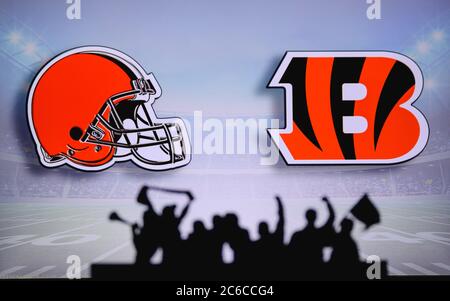 Cleveland Browns gegen Cincinnati Bengals. Fans unterstützen NFL Game. Silhouette der Unterstützer, große Leinwand mit zwei Rivalen im Hintergrund. Stockfoto