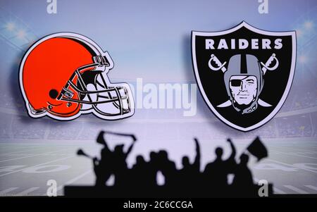 Cleveland Browns gegen Las Vegas Raiders. Fans unterstützen NFL Game. Silhouette der Unterstützer, große Leinwand mit zwei Rivalen im Hintergrund. Stockfoto