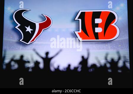 Houston Texans gegen Cincinnati Bengals. Fans unterstützen NFL Game. Silhouette der Unterstützer, große Leinwand mit zwei Rivalen im Hintergrund. Stockfoto