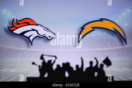 Denver Broncos gegen Los Angeles Chargers. Fans unterstützen NFL Game. Silhouette der Unterstützer, große Leinwand mit zwei Rivalen im Hintergrund. Stockfoto