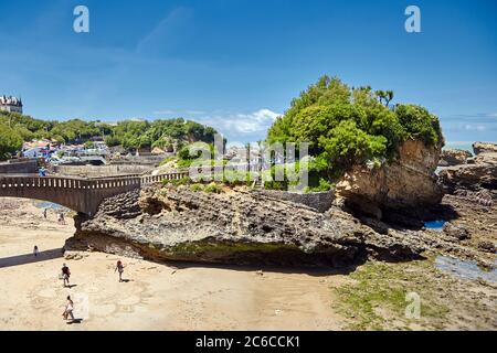 Biarritz, Frankreich - 17. Juni 2018: Rocher Du Basta Insel. Touristen in einem malerischen Ort. Stockfoto