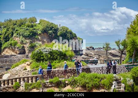 Biarritz, Frankreich - 17. Juni 2018: Rocher Du Basta Insel. Touristen in einem malerischen Ort. Stockfoto