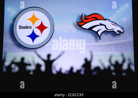 Pittsburgh Steelers gegen Denver Broncos. Fans unterstützen NFL Game. Silhouette der Unterstützer, große Leinwand mit zwei Rivalen im Hintergrund. Stockfoto
