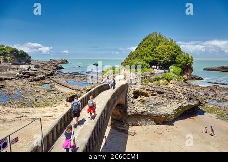 Biarritz, Frankreich - 17. Juni 2018: Rocher Du Basta Insel. Touristen in einem malerischen Ort. Stockfoto