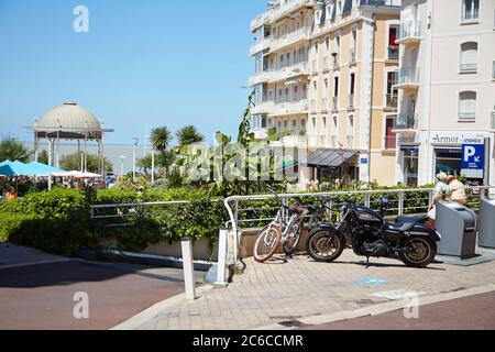 Biarritz, Frankreich - 17. Juni 2018: Rue Mazagran. Fahrrad und Motorrad auf der Straße geparkt Stockfoto