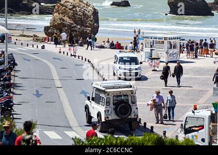 Biarritz, Frankreich - 17. Juni 2018: Menschen und Polizeiauto auf der Strandpromenade Stockfoto