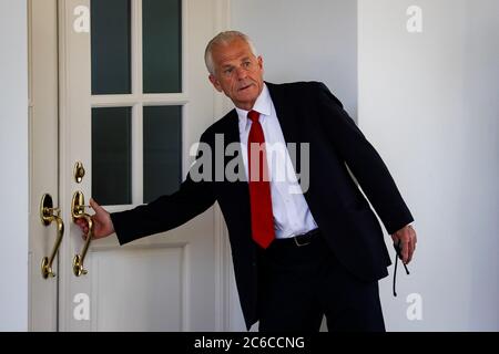 Washington, DC, USA. Juli 2020. Peter Navarro, Direktor des National Trade Council, kommt am Mittwoch, den 8. Juli 2020, im Westflügel des Weißen Hauses in Washington, DC, USA an. Quelle: Al Drago/Pool via CNP, weltweite Nutzung Quelle: dpa/Alamy Live News Stockfoto