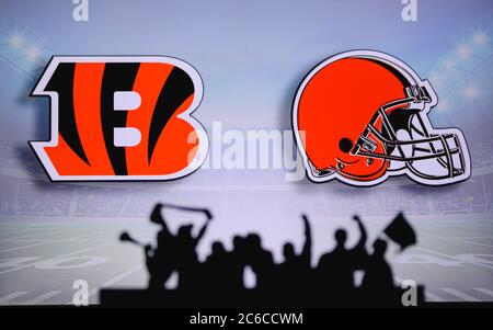 Cincinnati Bengals gegen Cleveland Browns. Fans unterstützen NFL Game. Silhouette der Unterstützer, große Leinwand mit zwei Rivalen im Hintergrund. Stockfoto