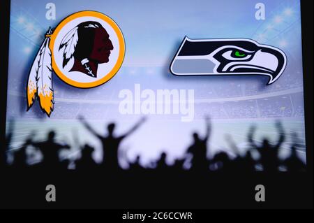 Washington Redskins gegen Seattle Seahawks. Fans unterstützen NFL Game. Silhouette der Unterstützer, große Leinwand mit zwei Rivalen im Hintergrund. Stockfoto