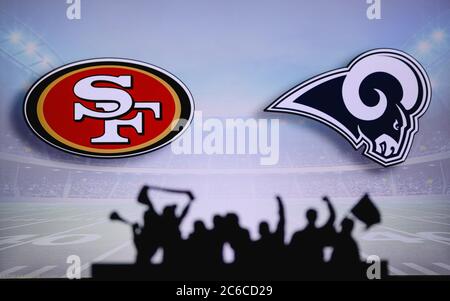 San Francisco 49ers gegen Los Angeles Rams. Fans unterstützen NFL Game. Silhouette der Unterstützer, große Leinwand mit zwei Rivalen im Hintergrund. Stockfoto