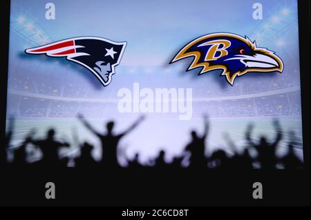 New England Patriots gegen Baltimore Ravens. Fans unterstützen NFL Game. Silhouette der Unterstützer, große Leinwand mit zwei Rivalen im Hintergrund. Stockfoto