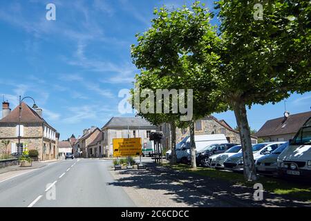 Lanouaille, Departement Dordogne, Region Nouvelle-Aquitaine, Frankreich - 23. Juni 2018: Rue du Perigord. Geparkte Autos entlang der Landstraße D704 passieren Stockfoto