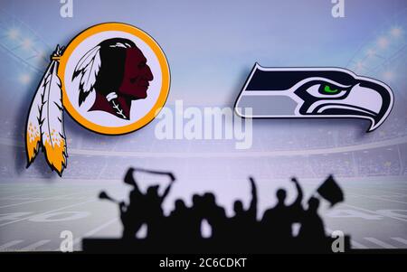 Washington Redskins gegen Seattle Seahawks. Fans unterstützen NFL Game. Silhouette der Unterstützer, große Leinwand mit zwei Rivalen im Hintergrund. Stockfoto