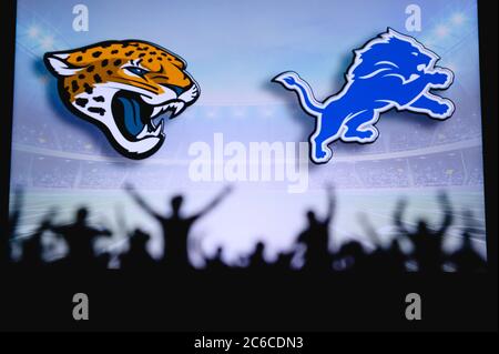 Jacksonville Jaguars vs. Detroit Lions. Fans unterstützen NFL Game. Silhouette der Unterstützer, große Leinwand mit zwei Rivalen im Hintergrund. Stockfoto
