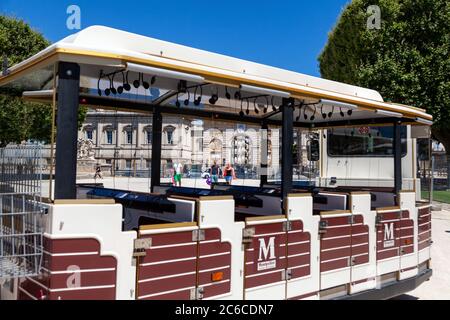 MONTPELLIER, FRANKREICH - 24. Juni 2015: La Promenade du Peyrou. Personen und leere Kutsche des Sightseeing-Busses (Le Petit Train De Montpellier) Stockfoto