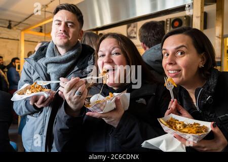 Die Gäste des einzigen Poutine-Restaurants in Prag genießen ihr Mittagessen Stockfoto