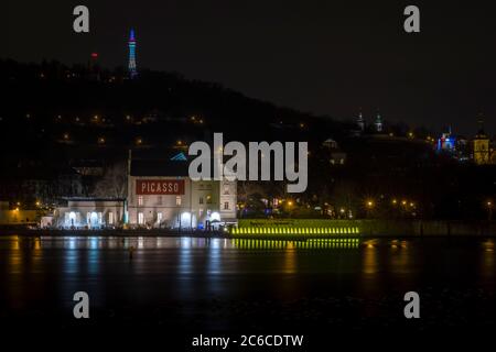 Blick bei Nacht über die Moldau in Richtung Museum Kampa und Petrin Aussichtsturm, Prag, Tschechische Republik Stockfoto