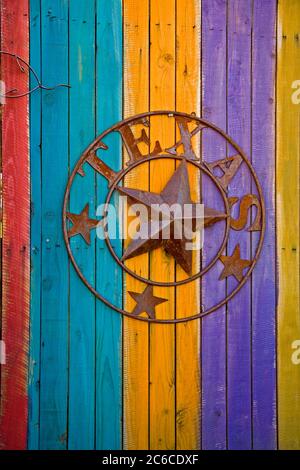 Texas Zeichen auf Antiquitätengeschäft Zaun, Yucca Valley, Kalifornien, USA Stockfoto