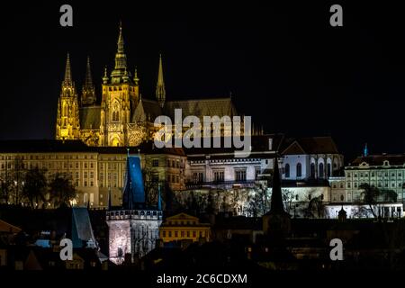 St. Veits Kathedrale und Prager Burg beleuchtet in der Nacht Stockfoto