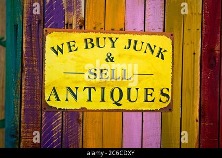 Anmelden Antiquitätengeschäft Zaun, Yucca Valley, Kalifornien, USA Stockfoto
