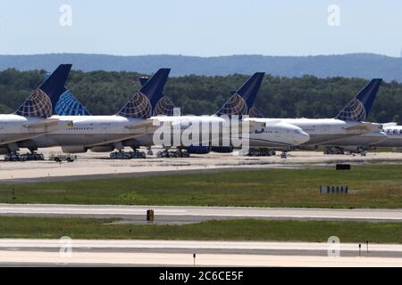 Washington, DC, USA. Juli 2020. United Airlines teilt 36,000 inländischen Mitarbeitern mit, dass sie am oder nach dem 1. Oktober ihre Arbeit verlieren könnten, da die Fluggesellschaft täglich rund 40 Millionen Dollar verliert. Juli 8, 2020, Washington, DC Kredit: Mpi34/Media Punch/Alamy Live News Stockfoto
