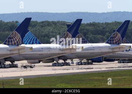 Washington, DC, USA. Juli 2020. United Airlines teilt 36,000 inländischen Mitarbeitern mit, dass sie am oder nach dem 1. Oktober ihre Arbeit verlieren könnten, da die Fluggesellschaft täglich rund 40 Millionen Dollar verliert. Juli 8, 2020, Washington, DC Kredit: Mpi34/Media Punch/Alamy Live News Stockfoto