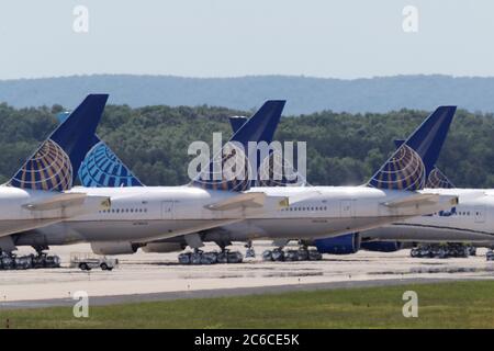 Washington, DC, USA. Juli 2020. United Airlines teilt 36,000 inländischen Mitarbeitern mit, dass sie am oder nach dem 1. Oktober ihre Arbeit verlieren könnten, da die Fluggesellschaft täglich rund 40 Millionen Dollar verliert. Juli 8, 2020, Washington, DC Kredit: Mpi34/Media Punch/Alamy Live News Stockfoto