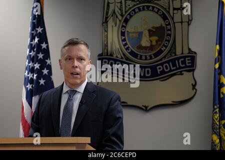 Portland, USA. Juli 2020. Der stellvertretende Chef Chris Davis informiert Medienvertreter über die allgemeine Dynamik der anhaltenden Proteste und der Reaktion der Polizei am 8. Juli 2020 im Justizzentrum in Portland, Oregon. (Foto: Alex Milan Tracy/Sipa USA) Quelle: SIPA USA/Alamy Live News Stockfoto