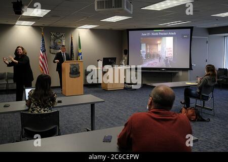 Portland, USA. Juli 2020. Der stellvertretende Chef Chris Davis informiert Medienvertreter über die allgemeine Dynamik der anhaltenden Proteste und der Reaktion der Polizei am 8. Juli 2020 im Justizzentrum in Portland, Oregon. (Foto: Alex Milan Tracy/Sipa USA) Quelle: SIPA USA/Alamy Live News Stockfoto