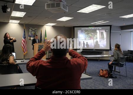 Portland, USA. Juli 2020. Der stellvertretende Chef Chris Davis informiert Medienvertreter über die allgemeine Dynamik der anhaltenden Proteste und der Reaktion der Polizei am 8. Juli 2020 im Justizzentrum in Portland, Oregon. (Foto: Alex Milan Tracy/Sipa USA) Quelle: SIPA USA/Alamy Live News Stockfoto