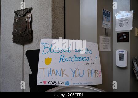 Portland, USA. Juli 2020. Am 8. Juli 2020 ist ein Schild mit der Unterstützung von Polizeibeamten am Eingang des Justizzentrums in Portland, Oregon, abgebildet. (Foto: Alex Milan Tracy/Sipa USA) Quelle: SIPA USA/Alamy Live News Stockfoto