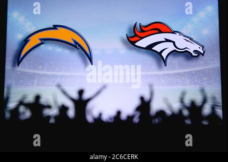Los Angeles Chargers gegen Denver Broncos. Fans unterstützen NFL Game. Silhouette der Unterstützer, große Leinwand mit zwei Rivalen im Hintergrund. Stockfoto