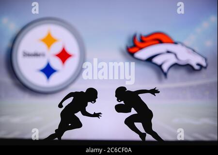 Pittsburgh Steelers gegen Denver Broncos. NFL Match Poster. Zwei amerikanische Fußballspieler Silhouette gegenüberliegende einander auf dem Feld. Vereinslogo im Rücken Stockfoto