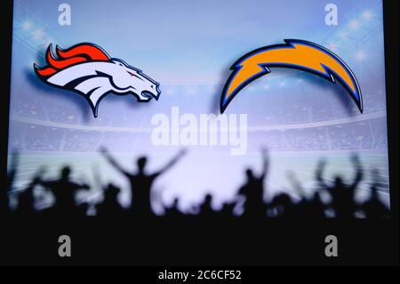 Denver Broncos gegen Los Angeles Chargers. Fans unterstützen NFL Game. Silhouette der Unterstützer, große Leinwand mit zwei Rivalen im Hintergrund. Stockfoto