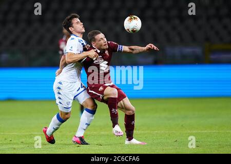 Turin (Italien), 08. Juni 2020. Die Italienerin Seria A. Andrea Papetti aus Brescia Calcio (L) und Andrea Belotti aus Turin (R) im Einsatz während des Serie A-Spiels zwischen Turin und Brescia Calcio. FC Turin gewinnt 3-1 gegen Brescia Calcio. Quelle: Marco Canoniero/Alamy Live News Stockfoto