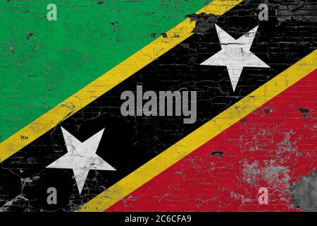 Flagge von St. Kitts und Nevis auf grunge zerkratzte Betonoberfläche. Nationaler Vintage Hintergrund. Retro-Wandkonzept. Stockfoto